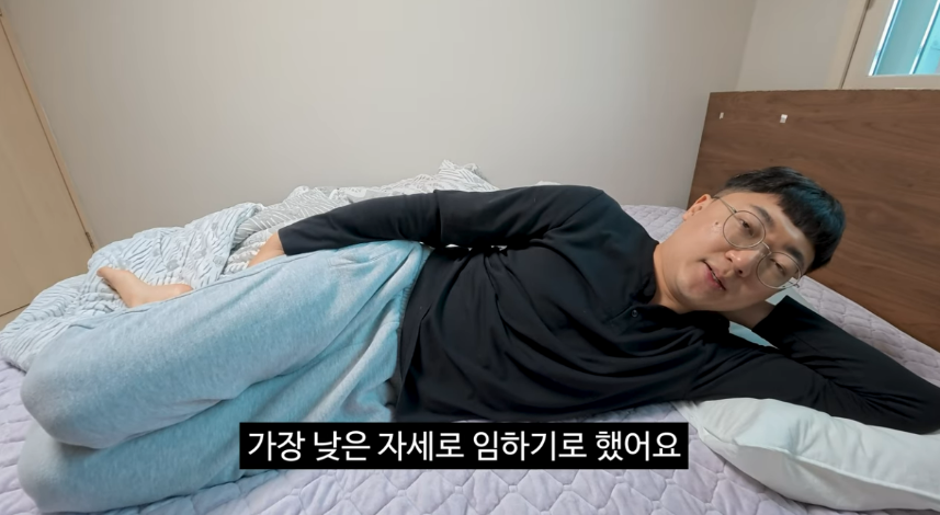 "100만 달성, 낮은 자세로" 김선태, '눕방'하며 수익 30% 기부 약속 - 뉴스 썸네일 이미지